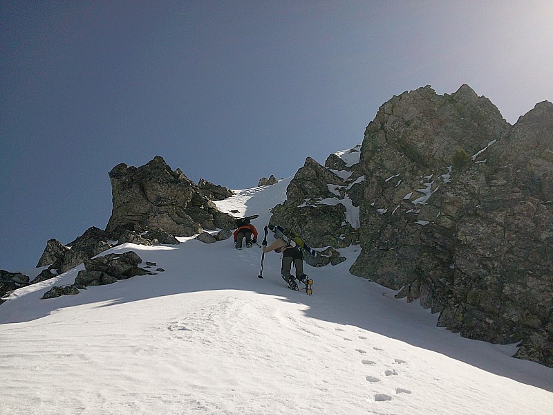 sur l'arête NW : petits ressauts, neige plus ferme, belle ambiance