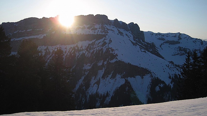Malissard : le soleil levant transperce les lances