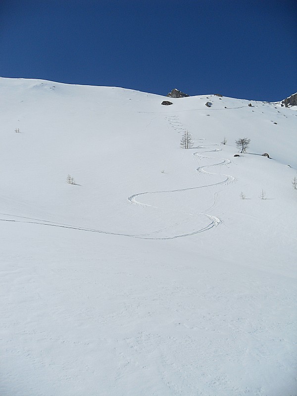 Cime de la Charvie : Plus bas, encore de beaux passages en poudreuse compacte, mais régulière.