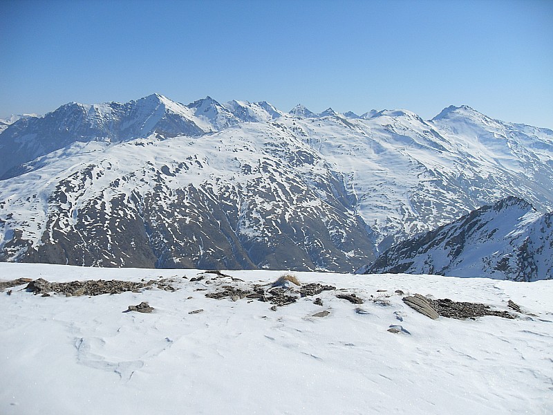 Cime de la Charvie : crêtes de Dormillouses bien déneigées.