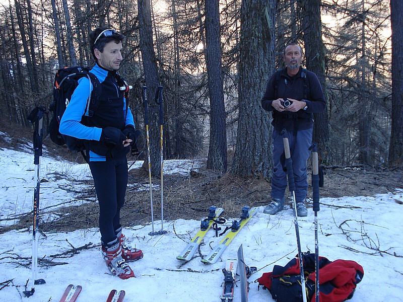 au départ forêt : il faut chausser là! après 200m+ à pied