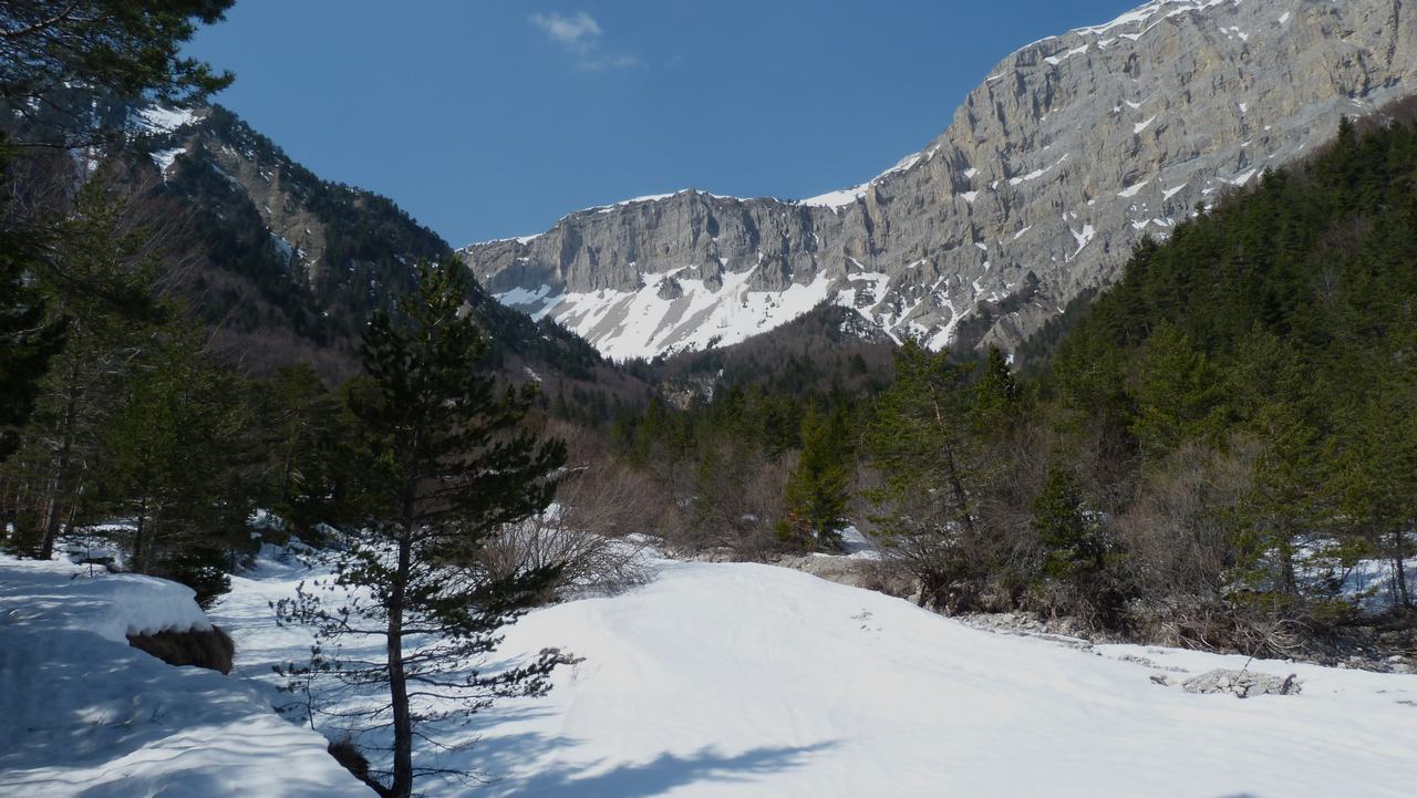 Portage : 100 m de dénivelé à faire skis sur le dos avant de trouver de quoi glisser