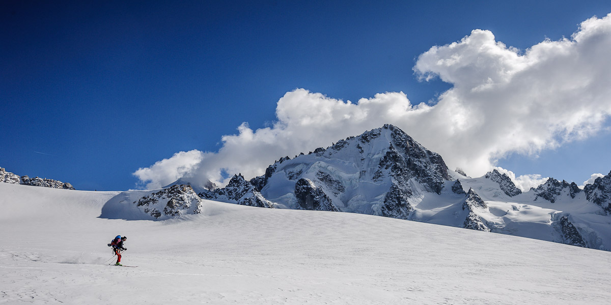 Tour : David Garnier sur un plat du glacier du Tour, avec l'Aiguille du Chardonnet en arrière-plan.