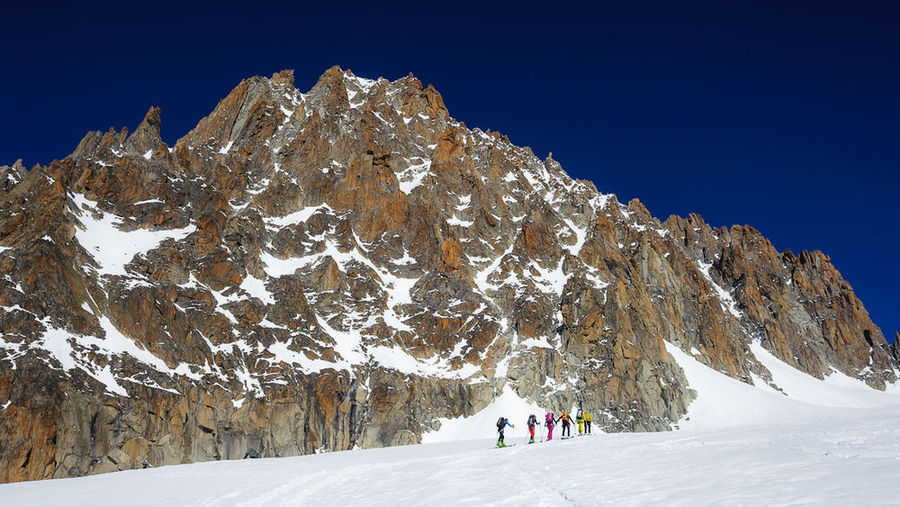 Les Pieds Nickelés au Chardonn : Un groupe guidé à la montée au col du Chardonnet, avec l'aiguille éponyme en arrière-plan.