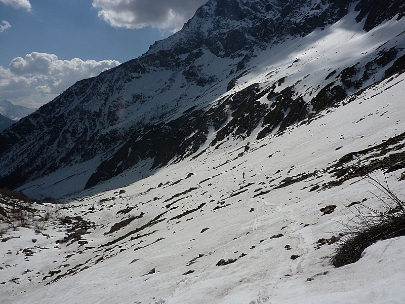 sous le dernier goulet : attention aux skis!