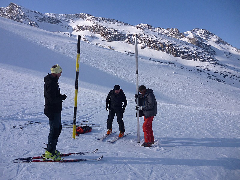 mesure de hauteur de neige : dimanche, de bon matin, trois sympathiques randonneurs font des mesures nivologique pour le suivi du bassin versant, au niveau des sources de l'arc. Le mystère du piquet jaune et noire est enfin éclairci!!