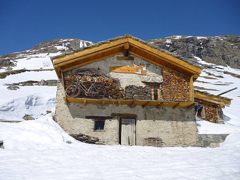 un joli vélo : je suis jaloux du vélo. le chalet, je suis sûr qu'il est faux...trop beau pour être vrai!