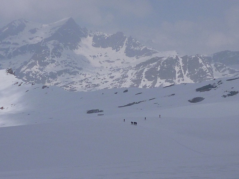 distances de sécurité : traversée du glacier du moulinet... Il y en a qui ont oublié que même tout lisse, ça reste un glacier.