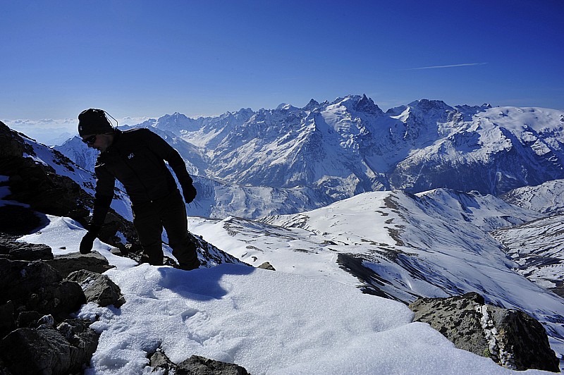 Arête sommitale : Vue fabuleuse sur les Ecrins.