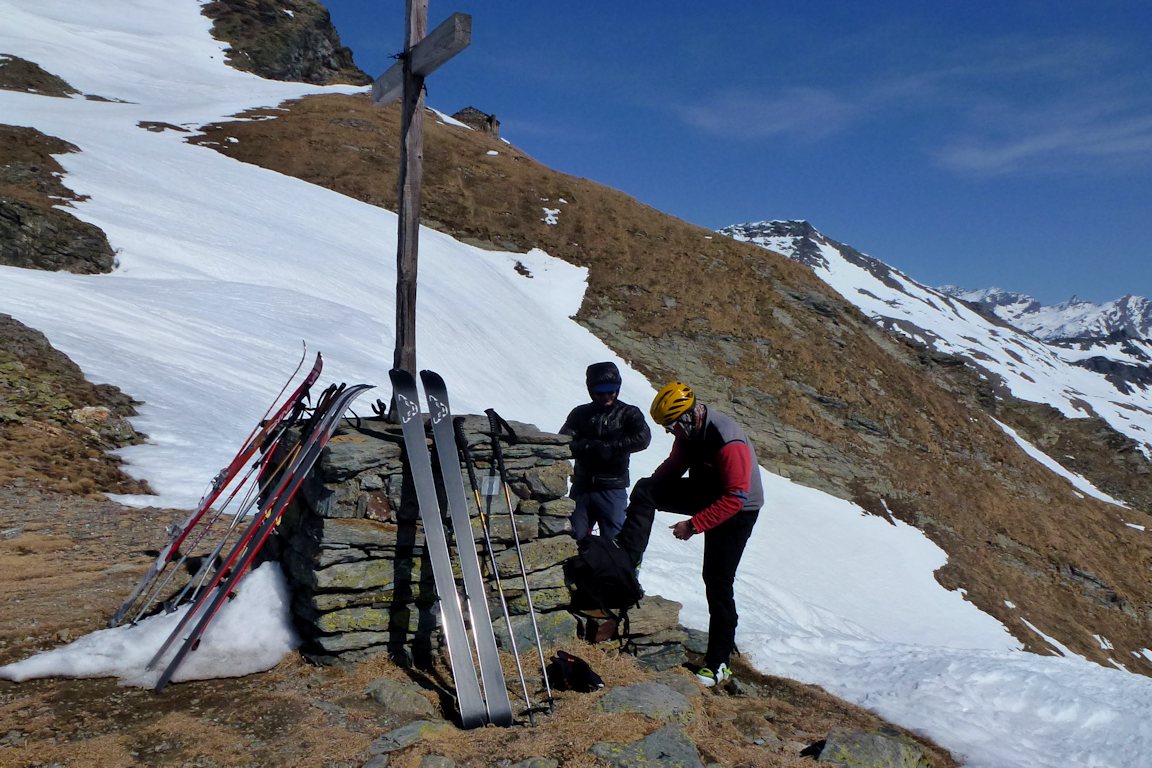 Le col du Mont (2636 m) : Après la pause casse-croûte, préparatif pour l'ultime descente.