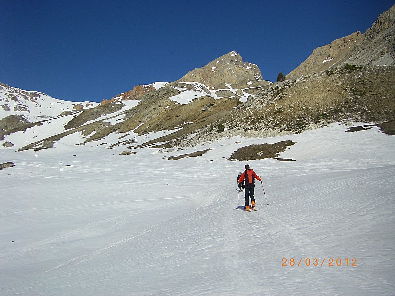 Col de la Roya 28 03 2012 : Montée du replat, sur la droite le Grand Peygu
