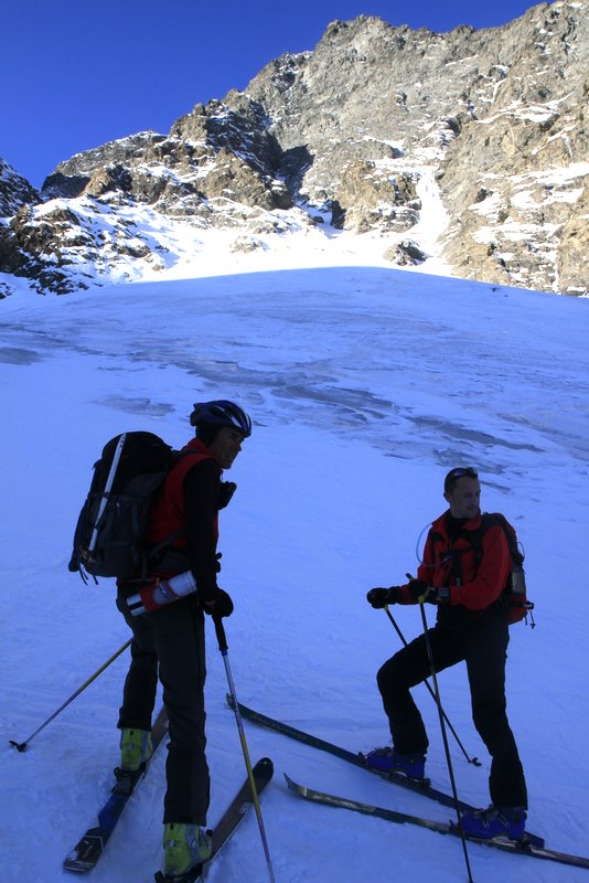 Père et fils : Michel et Eric  dans le vallon en neige "sale"