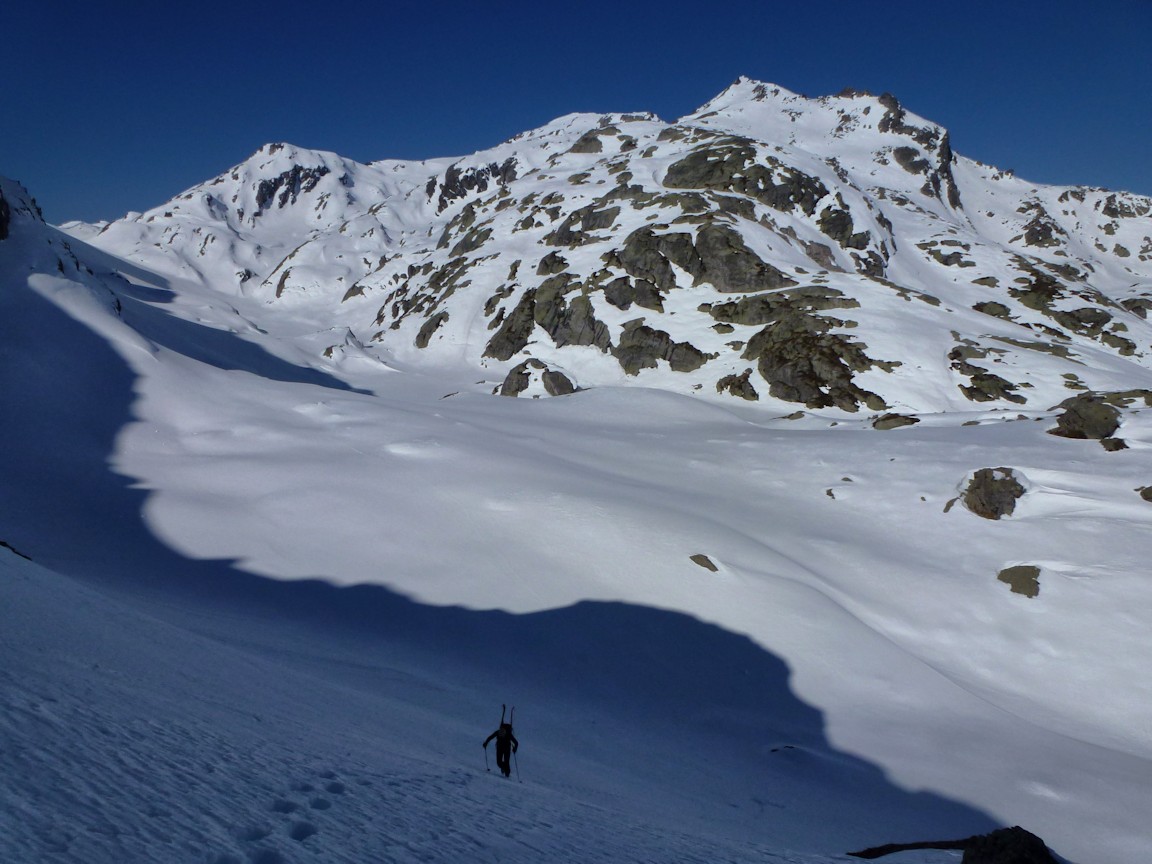 Début de la pente : Les crampons sont appréciés.
