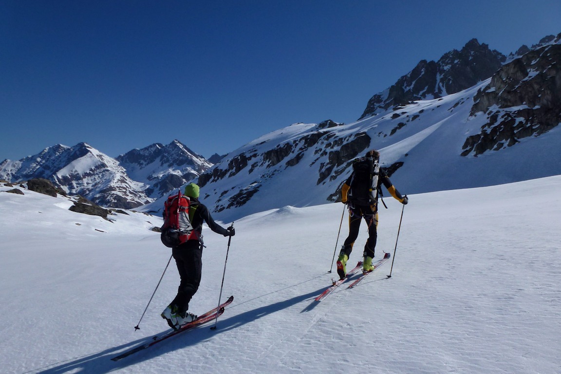Et c'est reparti ! : Yves et Jean-Louis à l'attaque des pentes Nord qui conduisent au col du Tachuy.
