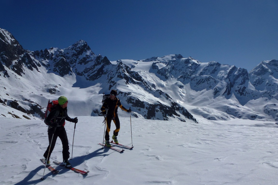 Nous quittons le Col : Avec le glacier du Grand en arrière plan.