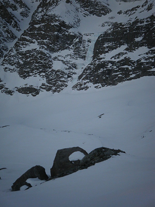 Lagopède : Si vous avez de bons yeux, vous verrez une perdrix des neiges s’envoler du rocher vers la droite... Si vous ne voyez rien, cotisez vous pour me payer un bon appareil photo!!!