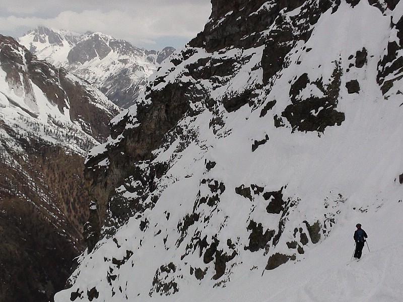 Henri : vers 2650m, on attaque le poudreux sans purge et quazi vierge (2x2 traces)
