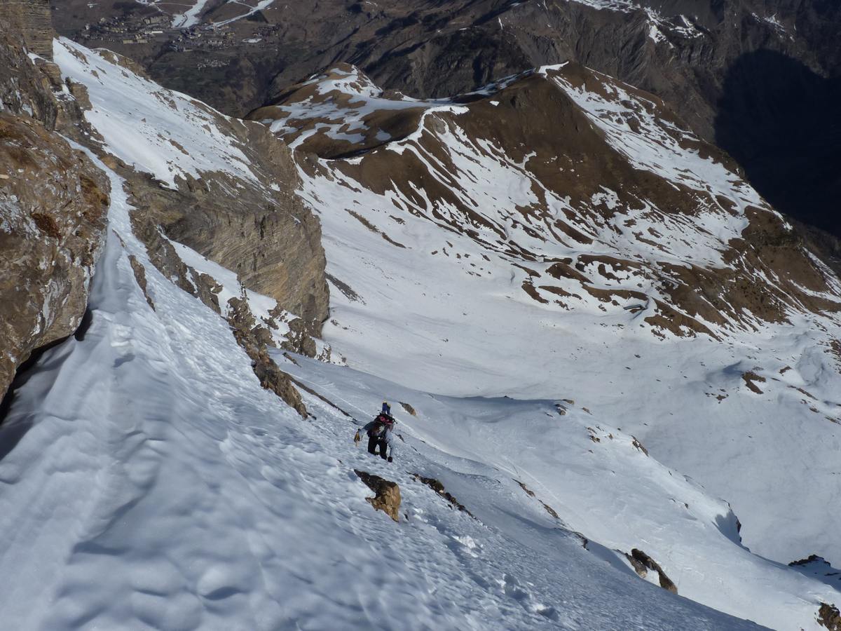 Dans le passage clé : Belle ambiance sur neige dure en bordure de rocher