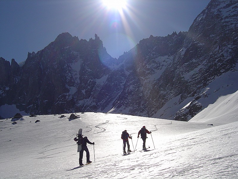au sommet de la moraine : la neige s'adoucit et porte très bien, les surfeurs apprécient.