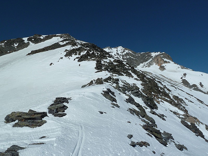 Du Col de Chavière : vue sur le sommet tout là haut, l'arête est sèche, il vaut mieux descendre le col et remonter ensuite