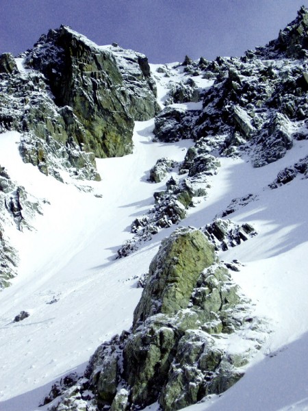 Couloir sud-ouest : Les rives montrent leur rochers mais le fond est bien fourni...