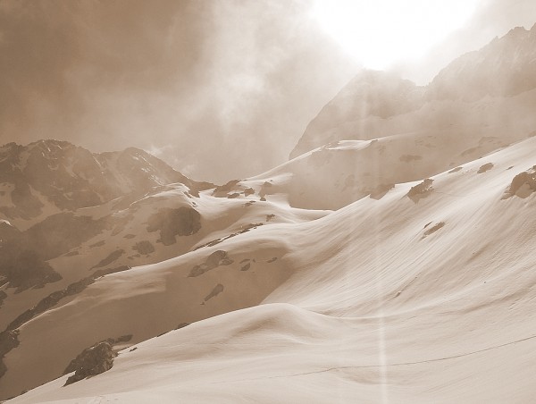 Brumes : La brume joue avec les sommets