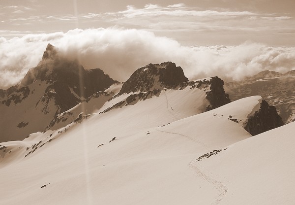 Arête Est : L'arête Est du Rocher Blanc et les Aiguilles de l' Argentière dans les nuages