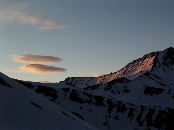 Champigons du matin : Lever de soleil sur la pointe de Léchaud, agrémenté de quelques lenticulaires.