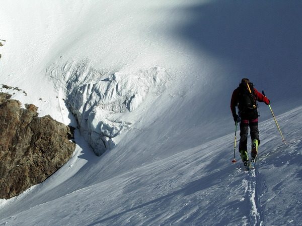 Mini-sérac : On prend pied sur le glacier éponyme.