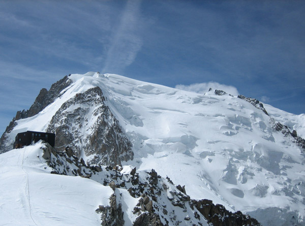 Tacul : Le refuge des Cosmiques et le Mont Blanc du tacul le samedi.