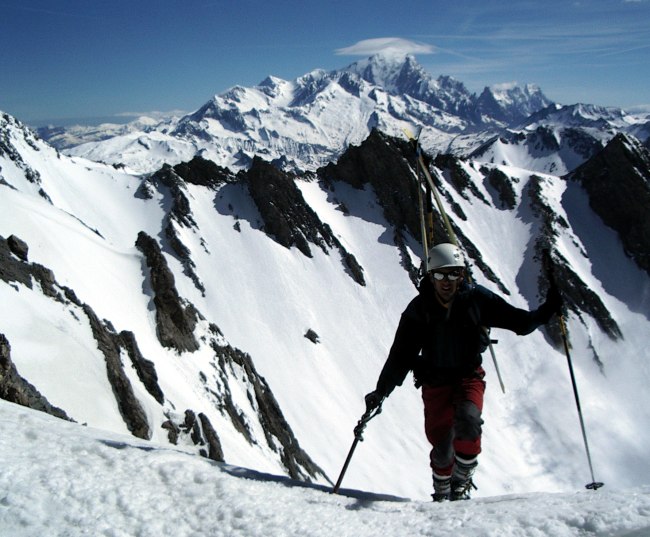 Sortie du couloir : Luc arrive sur fond de Mt Blanc.