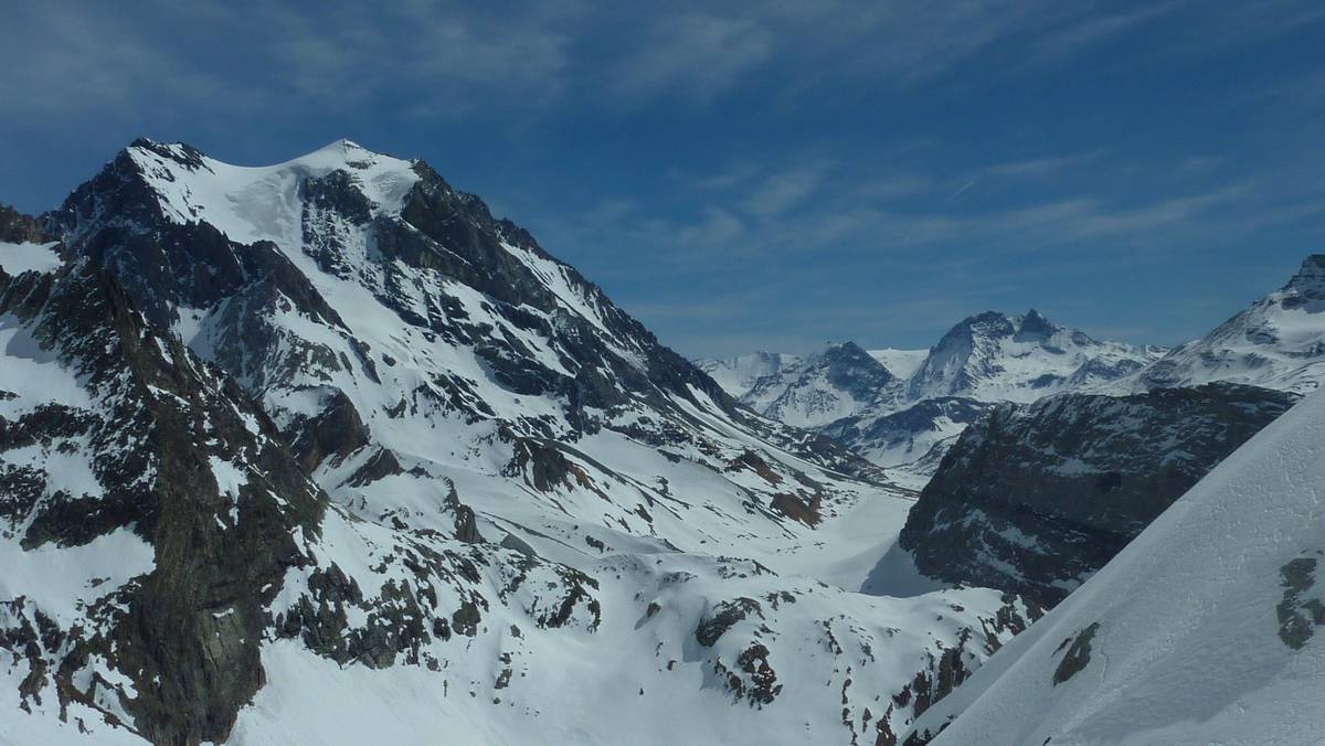 Panorama : en arriere plan qui depassent, Grand Roc Noir et Pointe du Vallonnet