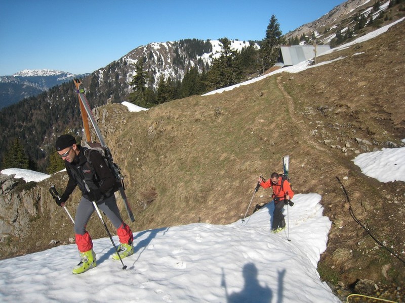 Au pied de Bellefont : C'est le printemps, le pont de neige au dessus du ruisseau a tenu !