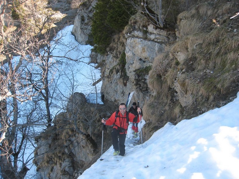 Arrivée cabane de Bellefont : Fin du portage sur ce chemin relativement plat mais finalement bien agréable dans ces conditions de printemps