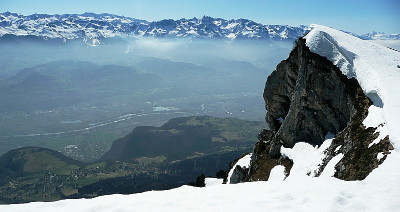 Belledonne bien enneigé : Et à St Hilaire, déjà des parapentes dans le ciel