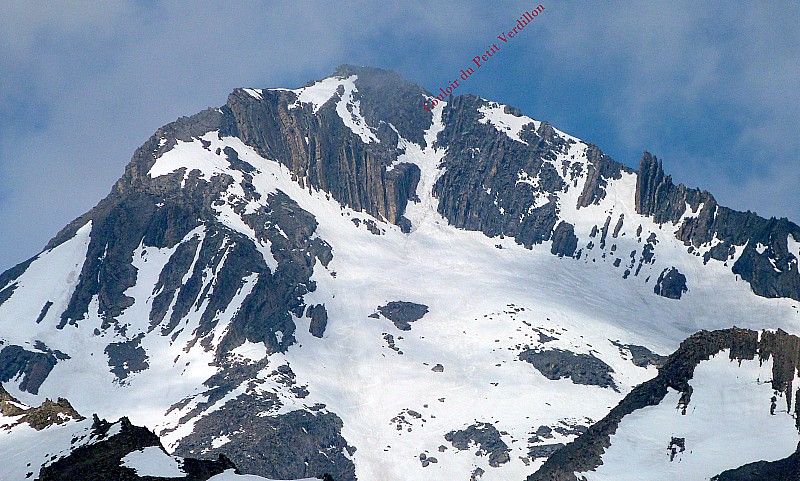 Goléon depuis le bas du vallon : Le couloir est facilement repérable.