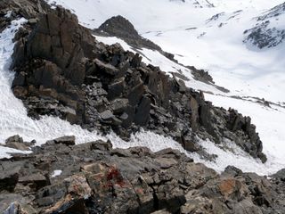 Repérage du couloir : Il démarre 30 mètres en dessous du sommet, côté Est
