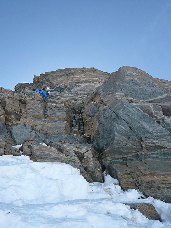 Albaron : desescalade pour prendre pied sur le glacier du grand fond ( merci la corde fixe )