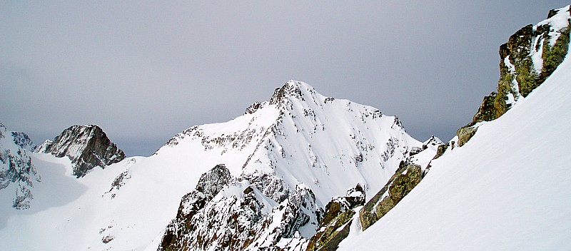 3 cols et un sommet : De gauche à droite: Col de Puy Gris, Col de la Valloire, Col de Comberousse et face EST de la pointe de Comberousse.