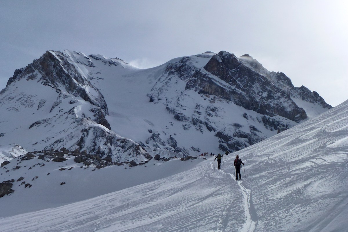 L'arrivée au soleil : Avec vue sur les Grands Couloirs.