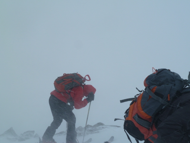 Col des Muandes : Du mal à tenir debout sur la crête! Demi-tour...