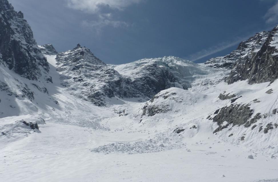 Agneaux de paques : Etat du couloir est des alentours ce jour - malgre l'impression que ca donne, c'est pas si pire a skier, y'a pas mal de place entre les boulette et la neige est plutot bonne