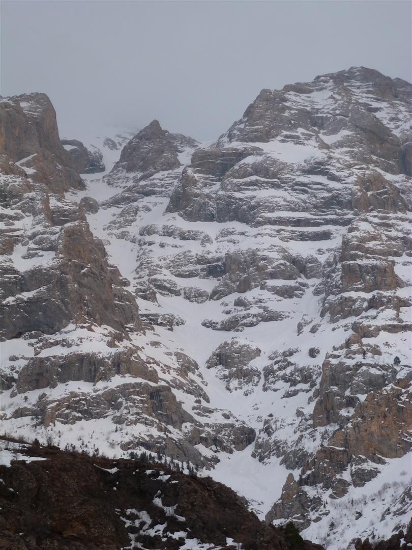 #8 un des nombreux couloirs : ça reste sans doute encore à ouvrir à skis... un des nombreux couloirs : ça reste sans doute encore à ouvrir à skis...