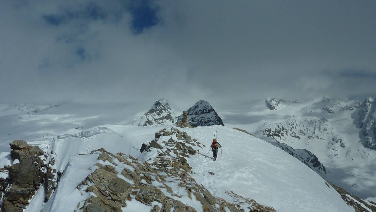 Sommet : arrivée au sommet devant le Mont Séti et la Pointe du Grand Méan