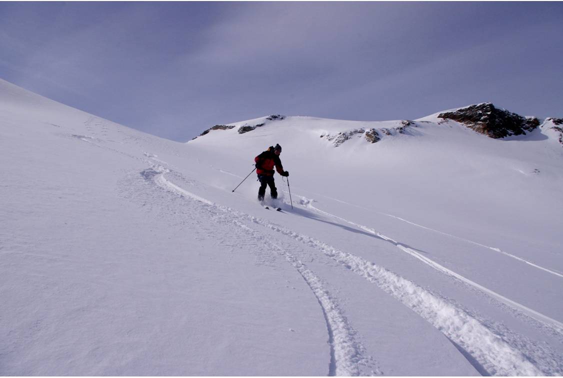 Poudreuse à Giasson : Nous sommes dans les 1er skieurs à dévaller les pentes N du glacier Giasson... une poudreuse évidente, sur un glacier en rondeurs.