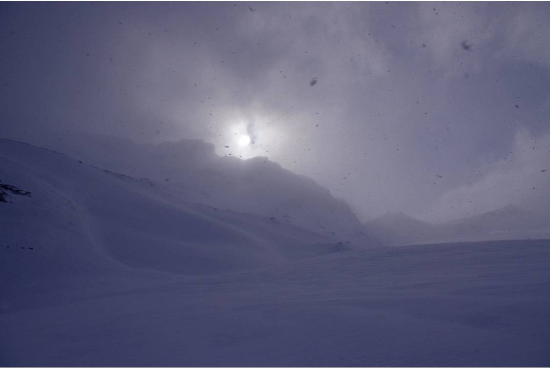 08/04 il neige sur Gliaretta : Nous ouvrons la trace sur le glacier de la Gliaretta, 10 à 15 cm de fraiche au sol, et un seul axe de lumière... le Col Bassac et la Becca Traversière... notre objectif.