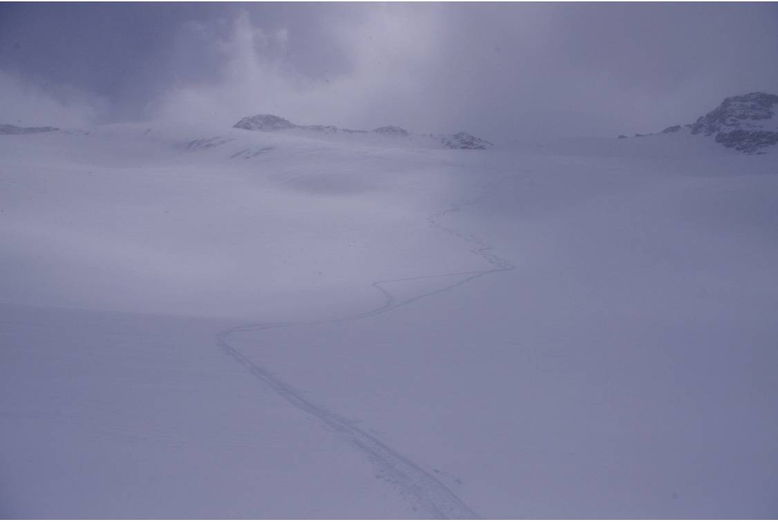 Gliaretta dans la nebbia : Descente au centre du glacier de la Gliaretta... mais avec plusieurs périodes d'attente de retour de la visi... histoire d'éviter les zones crevassées.