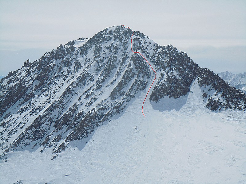 Le Goléon 3427 m : Pendant qu'on remontait l'arête, Pierre a fait la directissime en aller-retour. Départ à skis 15 m sous le sommet - passage à 50°