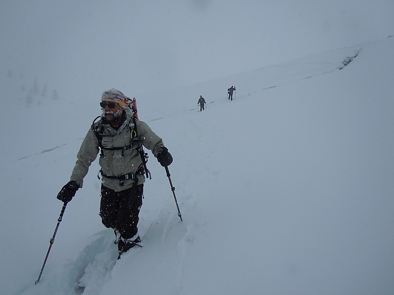 Le repli : 5ème jour: 40cm de neige sont tombés dans la nuit. C'est cuit pour le retour par le Col de l'Epaisseur. Nous descendons sur Bonnenuit. 
Aucune sous couche: les skis " mangent bon".