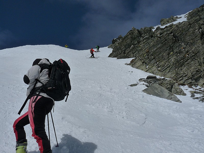 Descente avec plus de neige! : Bonne neige dans ce petit  couloir.